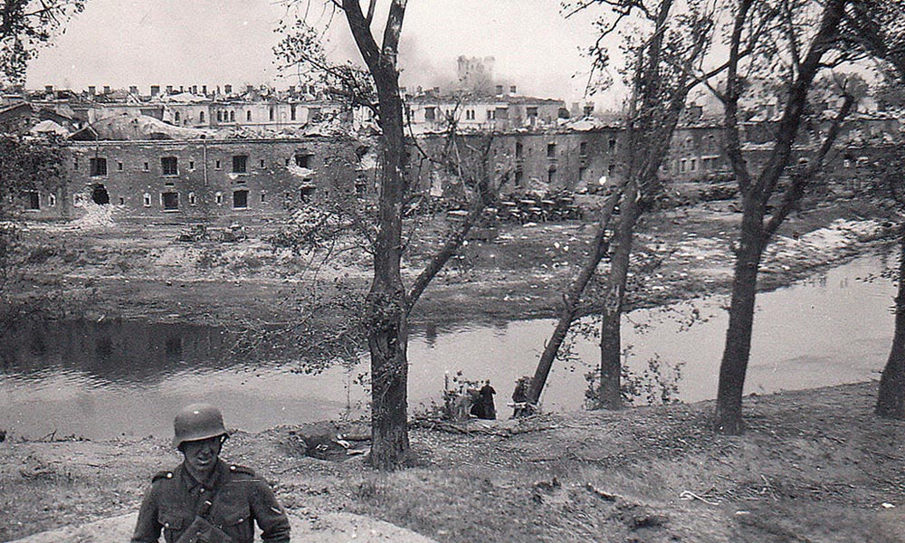 Немецкие солдаты на берегу реки Буг у разрушенной Брестской крепости. Фото: fotokresy.pl