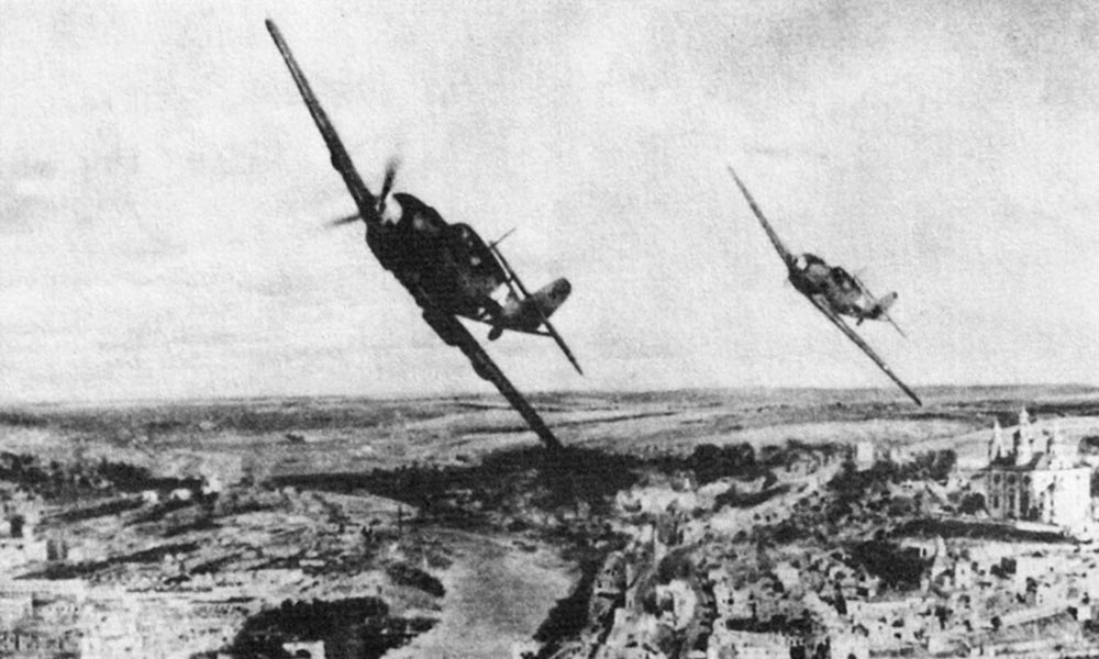 Пара немецких истребителей BF.109E в полете над Смоленском (1941 год). Фото: waralbum.ru