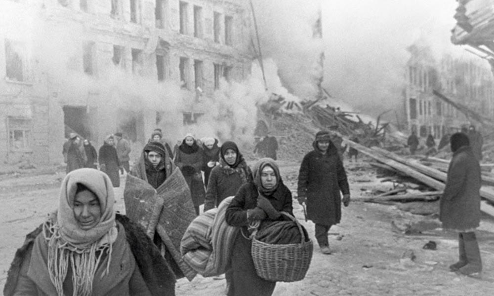 Жители блокадного Ленинграда покидают свои дома после немецкой бомбардировки (10 декабря 1942 года). Фото: Борис Кудояров / РИА Новости