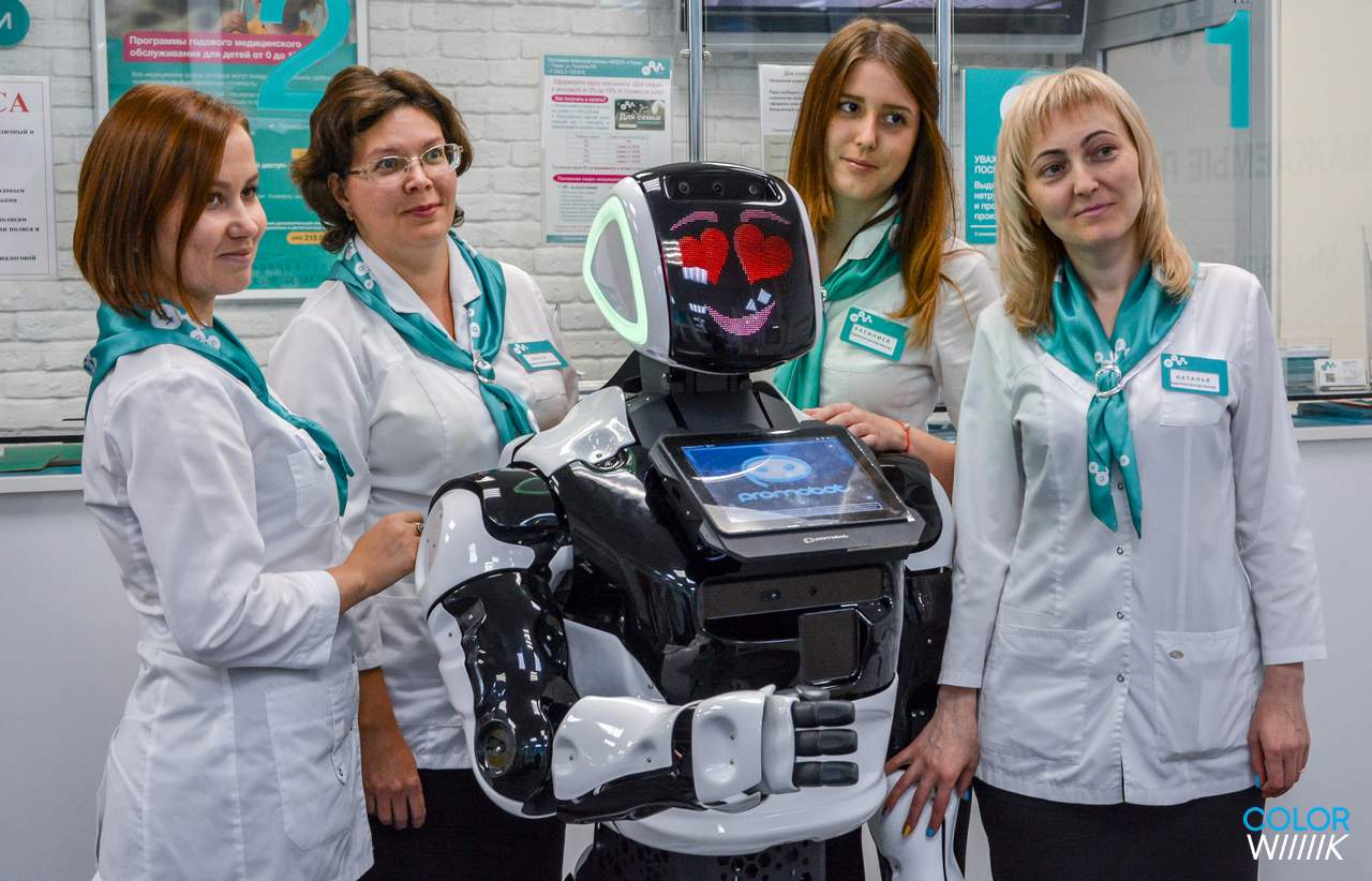 российский робот-администратор В клинике Кувейта