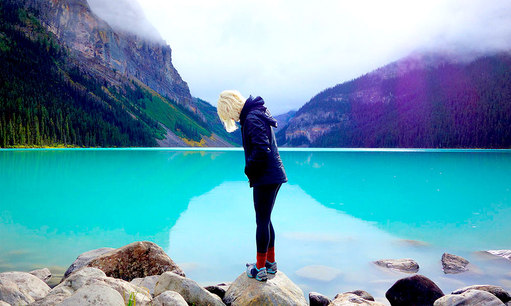 Explore new places. Люди фото на фоне бирюзового озера. Women Travel Canada.